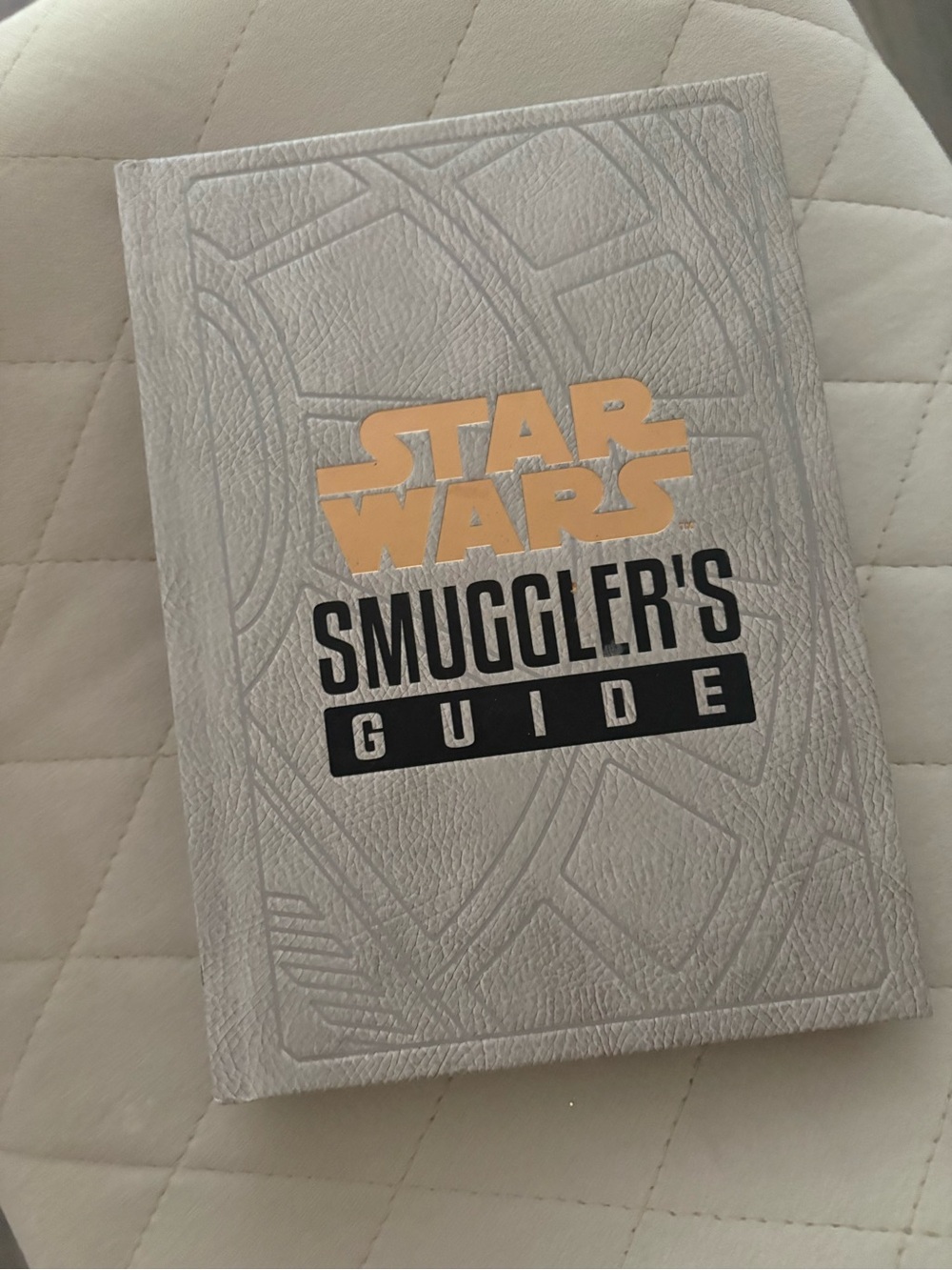 BOOK - STAR WARS SMUGGLER’S GUIDE HARDCOVER